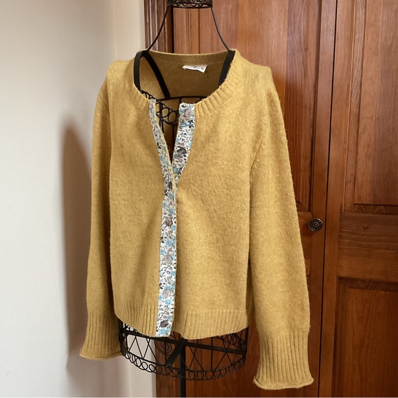 Urban Daisy Yellow Button-Up Women's Sweater, M/L - Picture 5 of 7